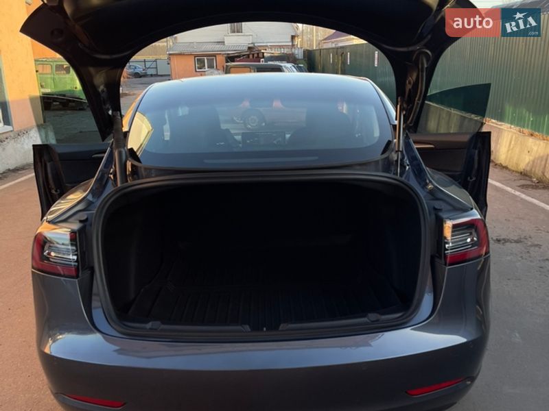 Седан Tesla Model 3 2021 в Коростене