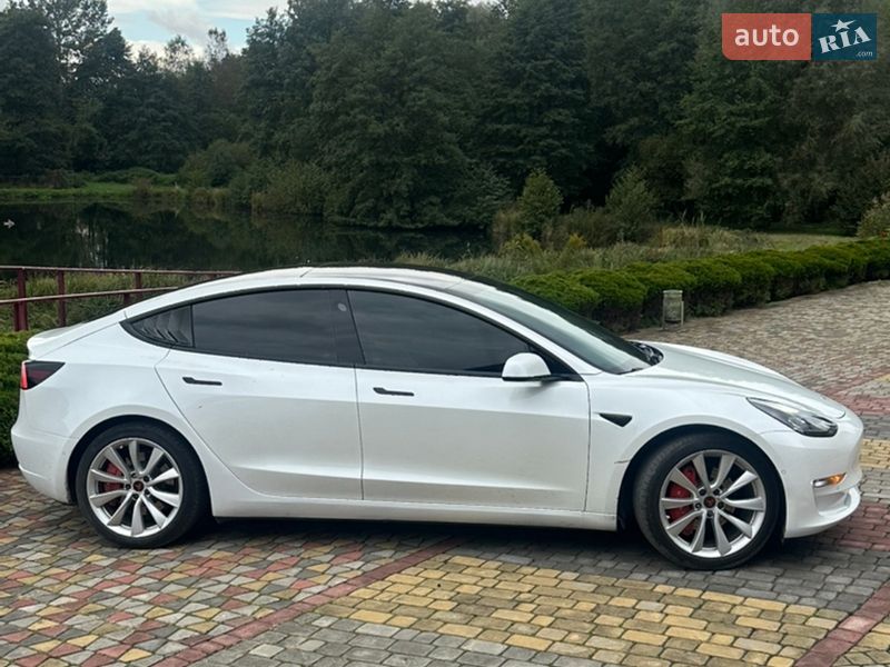 Седан Tesla Model 3 2021 в Львове