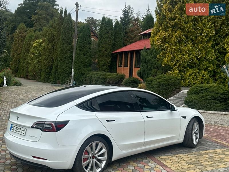 Седан Tesla Model 3 2021 в Львове