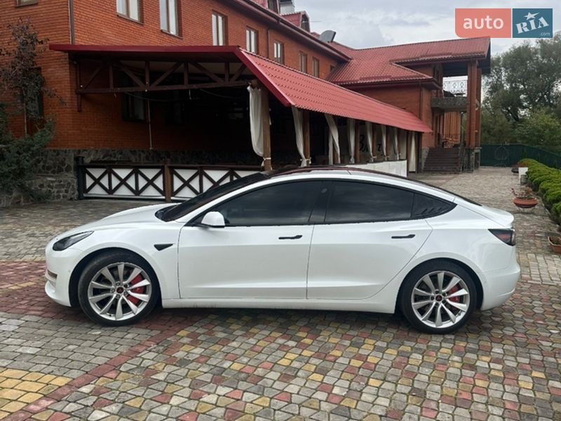 Седан Tesla Model 3 2021 в Львове