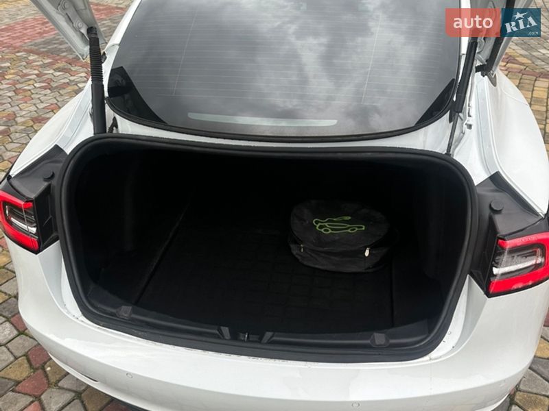 Седан Tesla Model 3 2021 в Львове