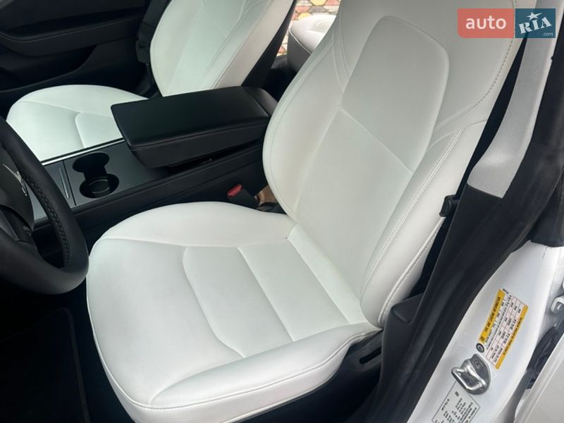Седан Tesla Model 3 2021 в Львове
