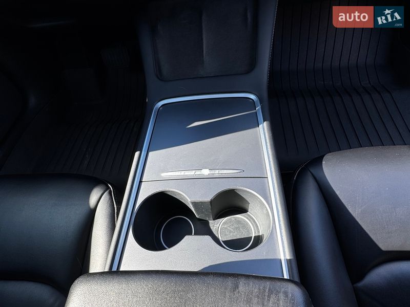 Седан Tesla Model 3 2022 в Киеве