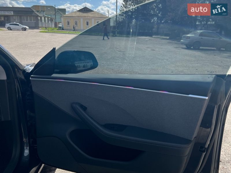 Седан Tesla Model 3 2024 в Валках