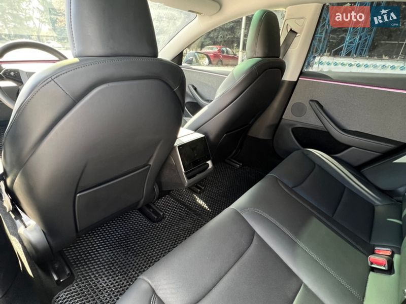 Седан Tesla Model 3 2024 в Валках