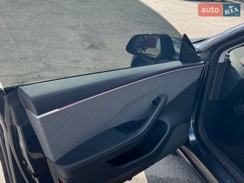 Седан Tesla Model 3 2024 в Валках