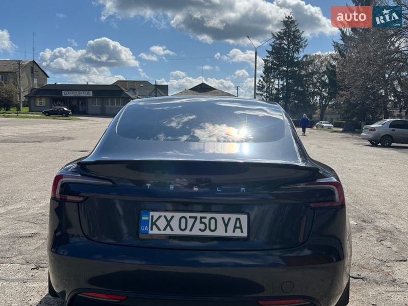 Седан Tesla Model 3 2024 в Валках