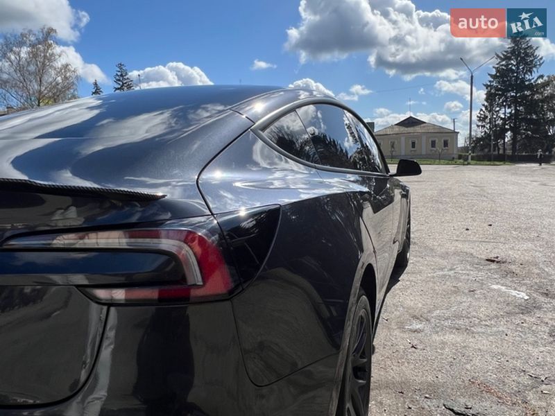 Седан Tesla Model 3 2024 в Валках