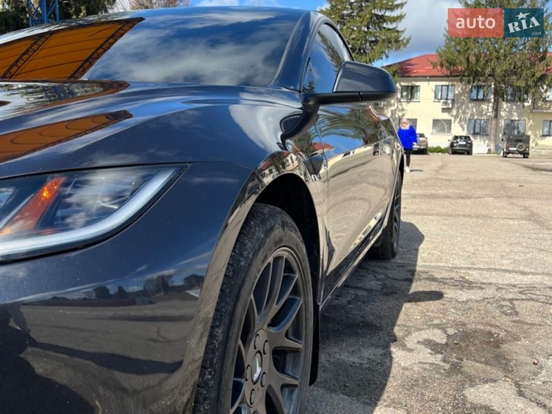 Седан Tesla Model 3 2024 в Валках