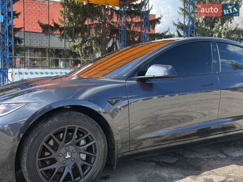 Седан Tesla Model 3 2024 в Валках