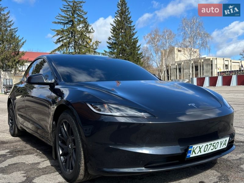 Седан Tesla Model 3 2024 в Валках