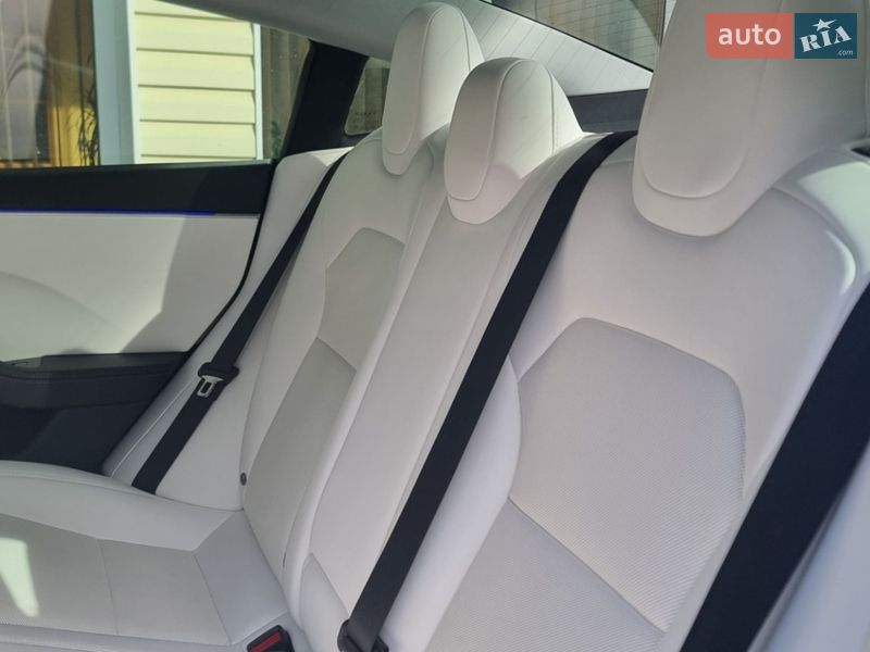 Седан Tesla Model 3 2024 в Чернівцях фото 16 Седан Tesla Model 3 2024 в Чернівцях