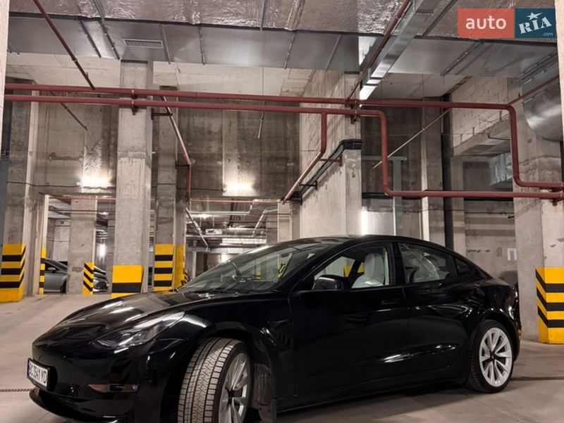 Седан Tesla Model 3 2023 в Львове