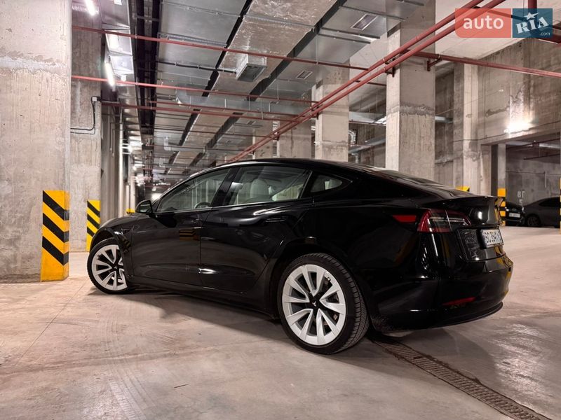 Седан Tesla Model 3 2023 в Львове
