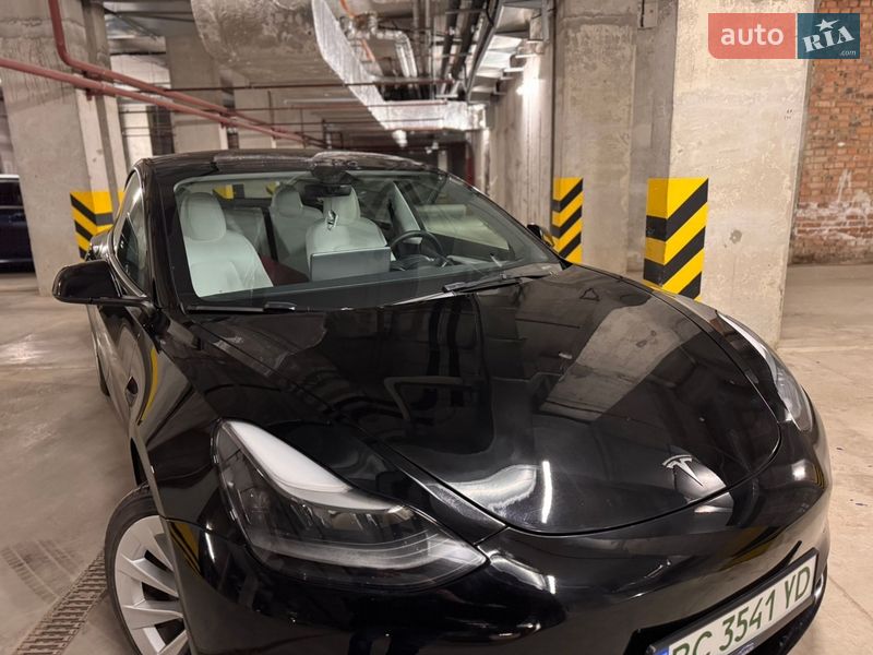 Седан Tesla Model 3 2023 в Львове