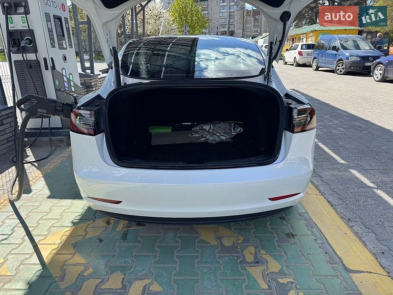 Седан Tesla Model 3 2021 в Львові