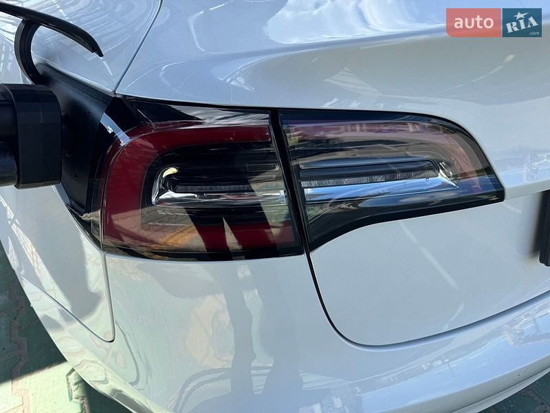 Седан Tesla Model 3 2021 в Львові