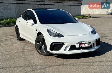 Tesla Model 3  2019