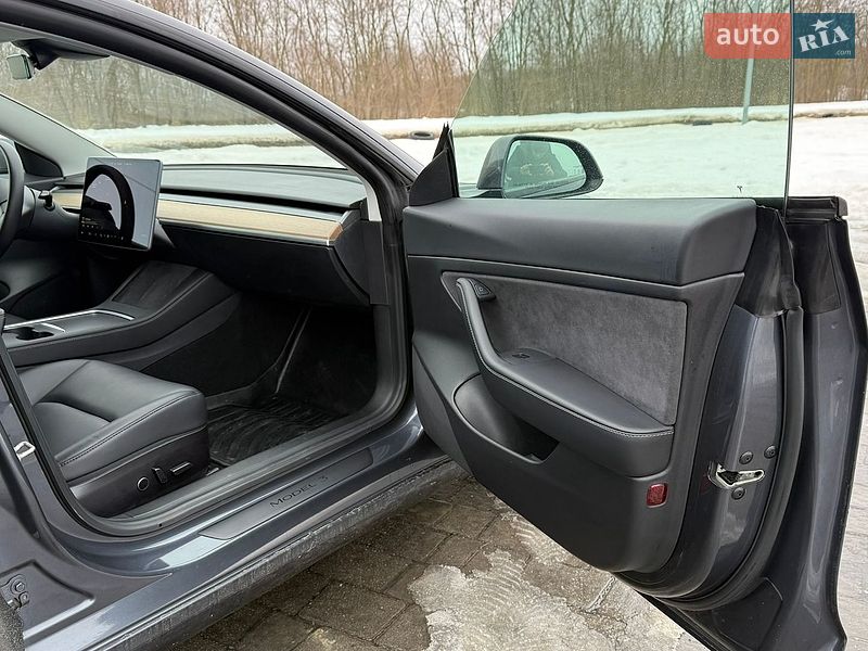 Седан Tesla Model 3 2021 в Львові