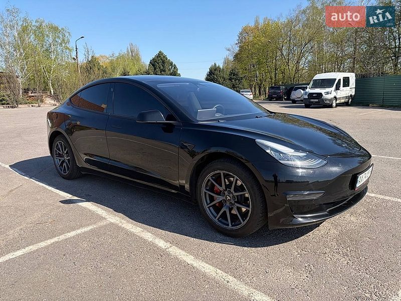 Седан Tesla Model 3