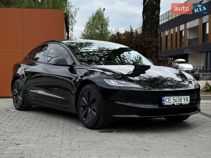 Седан Tesla Model 3 2024 в Черновцах