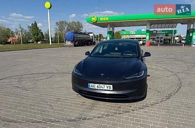 Tesla Model 3  2024