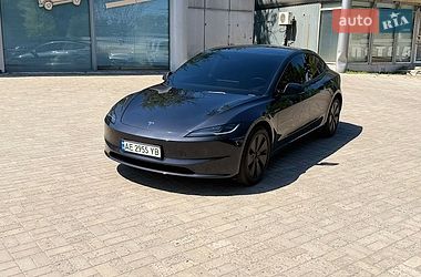 Tesla Model 3  2024
