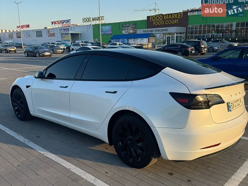 Седан Tesla Model 3 2022 в Виннице