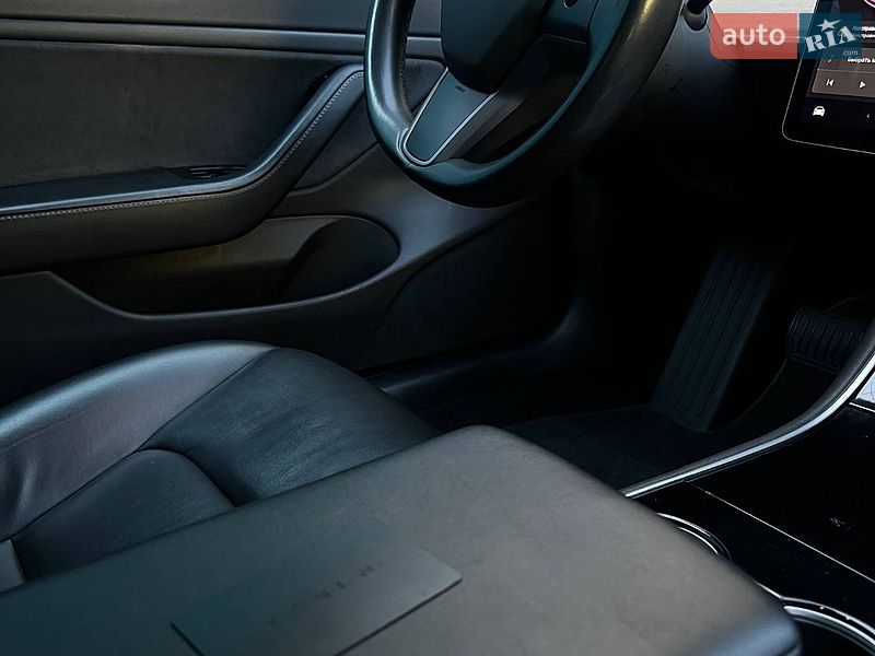 Седан Tesla Model 3 2019 в Одессе
