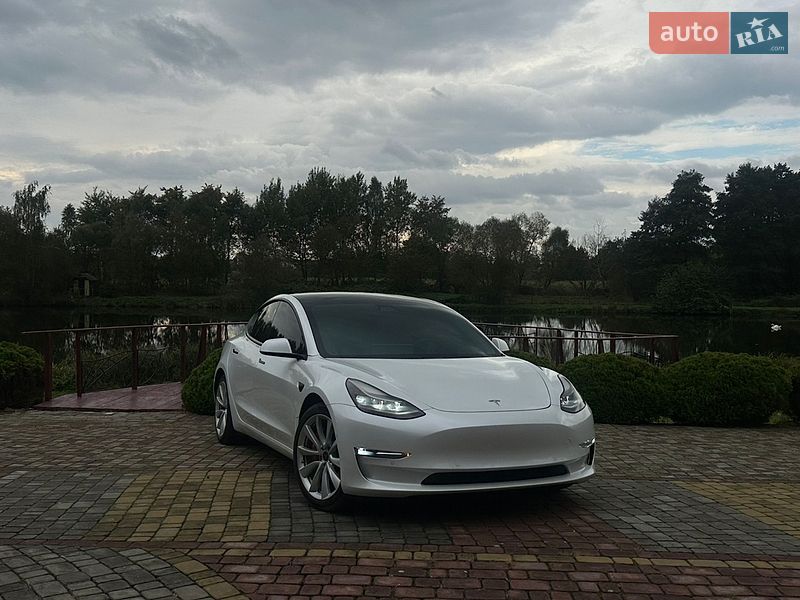 Седан Tesla Model 3 2021 в Львове