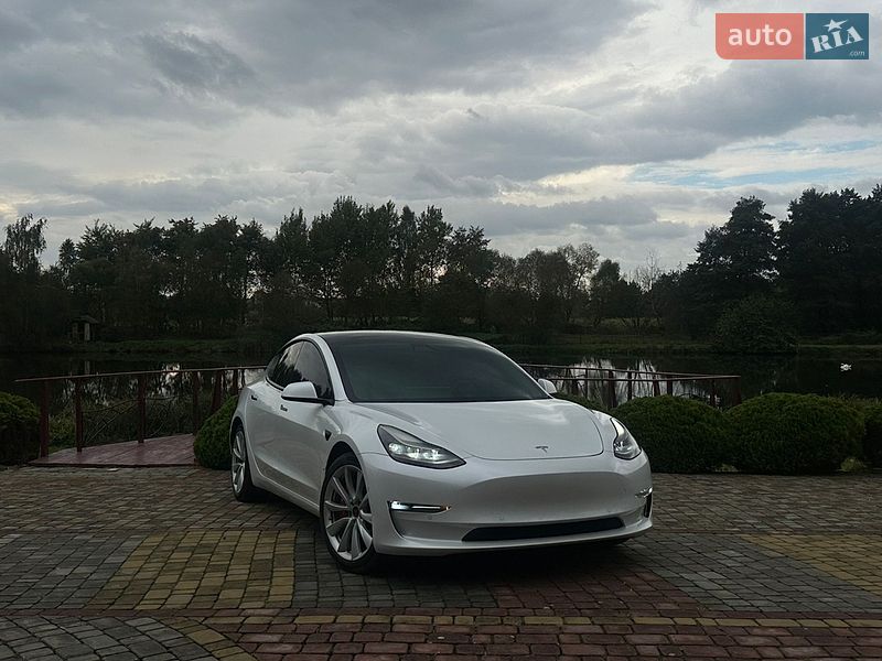 Седан Tesla Model 3 2021 в Львове