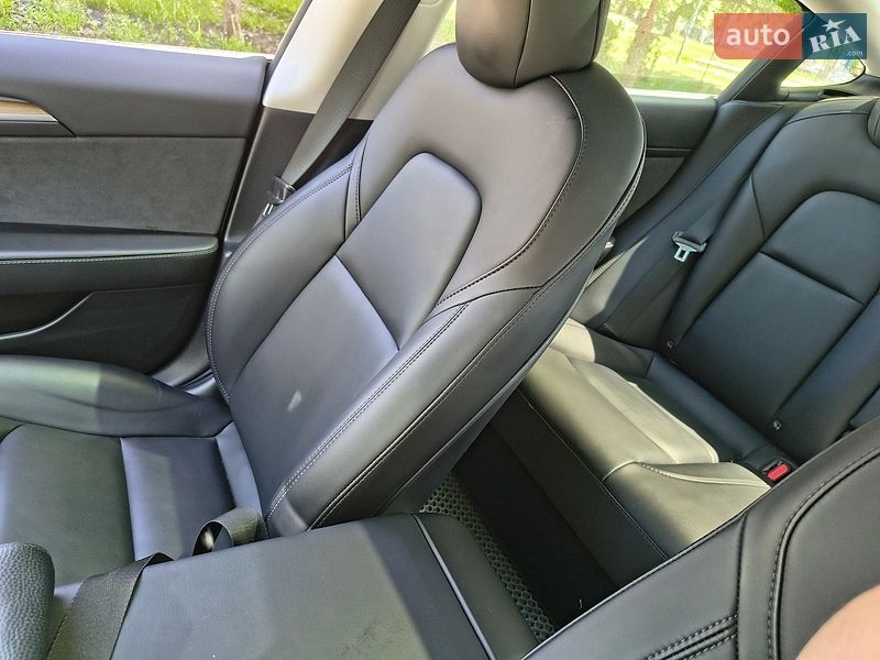 Седан Tesla Model 3 2021 в Черкасах