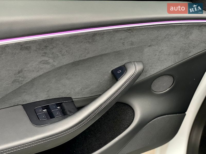 Седан Tesla Model 3 2024 в Києві