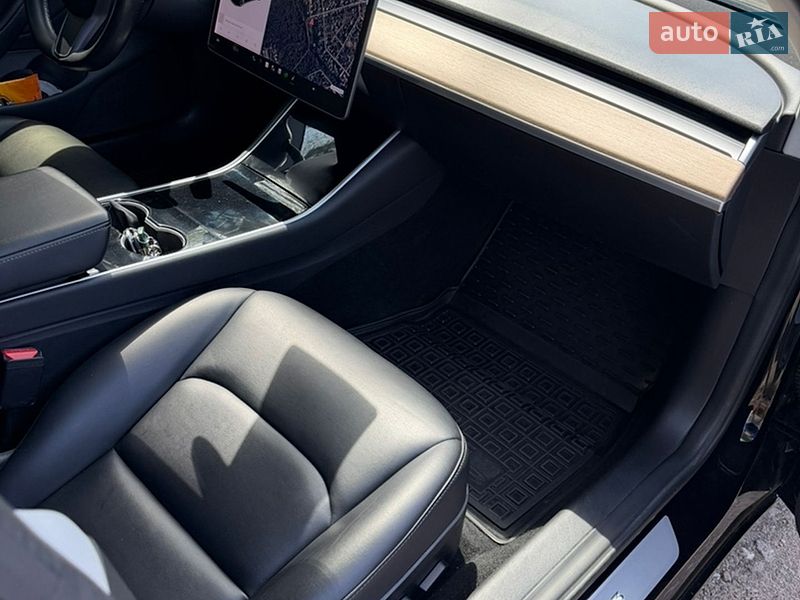 Седан Tesla Model 3 2018 в Києві