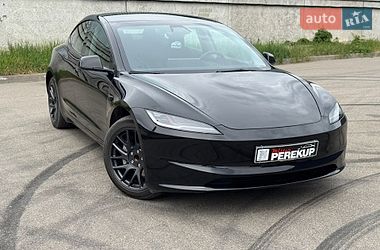 Tesla Model 3  2024