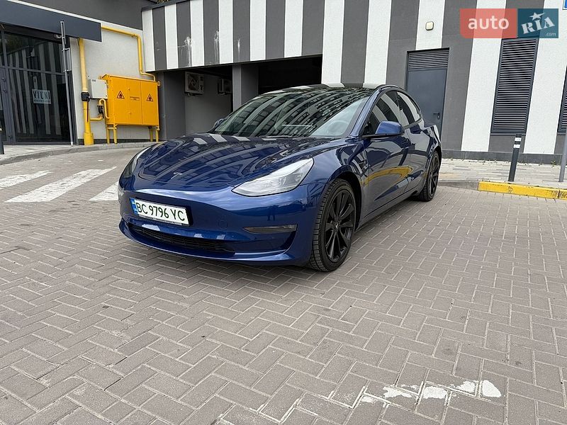Седан Tesla Model 3 2023 в Львове