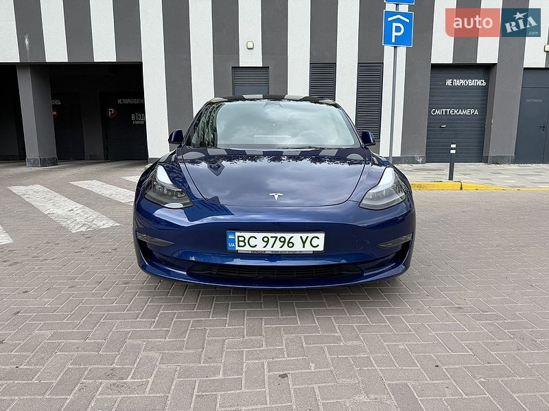 Седан Tesla Model 3 2023 в Львове