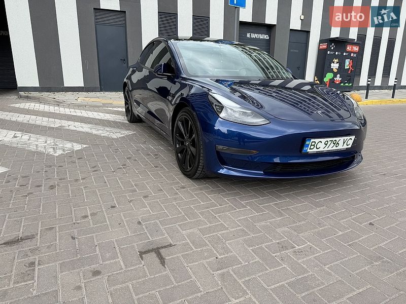 Седан Tesla Model 3 2023 в Львове