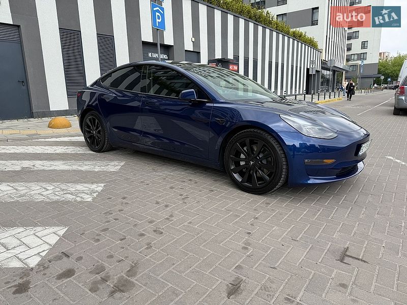 Седан Tesla Model 3 2023 в Львове