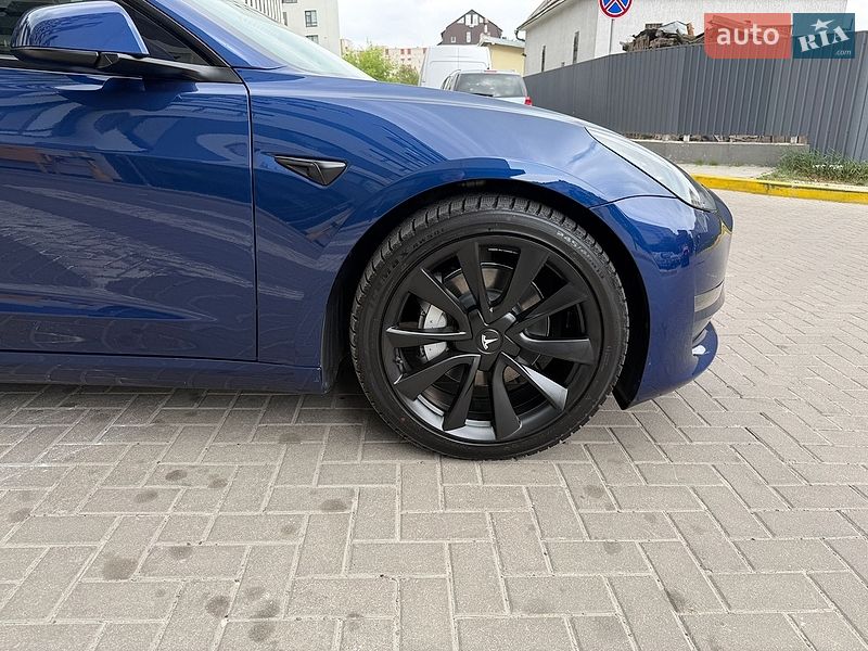 Седан Tesla Model 3 2023 в Львове