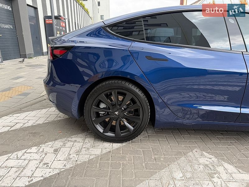 Седан Tesla Model 3 2023 в Львове