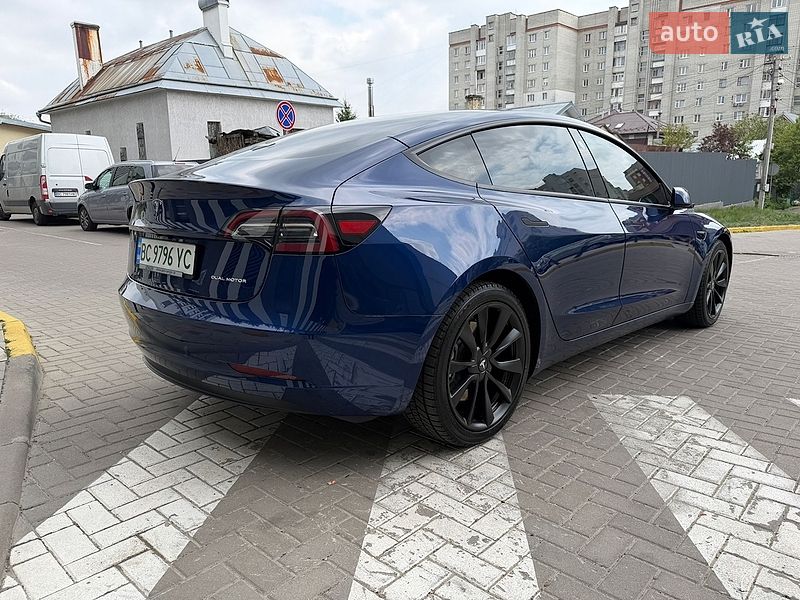 Седан Tesla Model 3 2023 в Львове