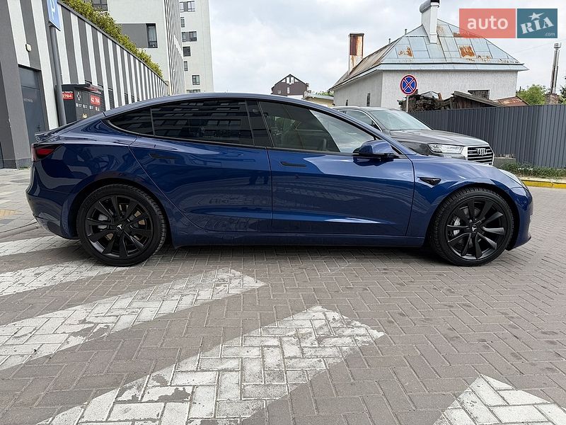 Седан Tesla Model 3 2023 в Львове