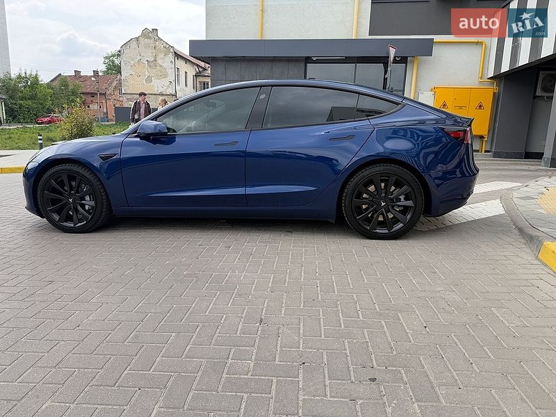 Седан Tesla Model 3 2023 в Львове