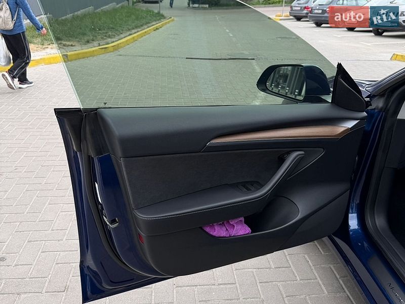 Седан Tesla Model 3 2023 в Львове