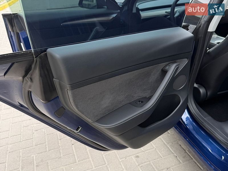 Седан Tesla Model 3 2023 в Львове