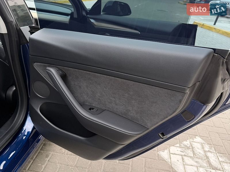 Седан Tesla Model 3 2023 в Львове