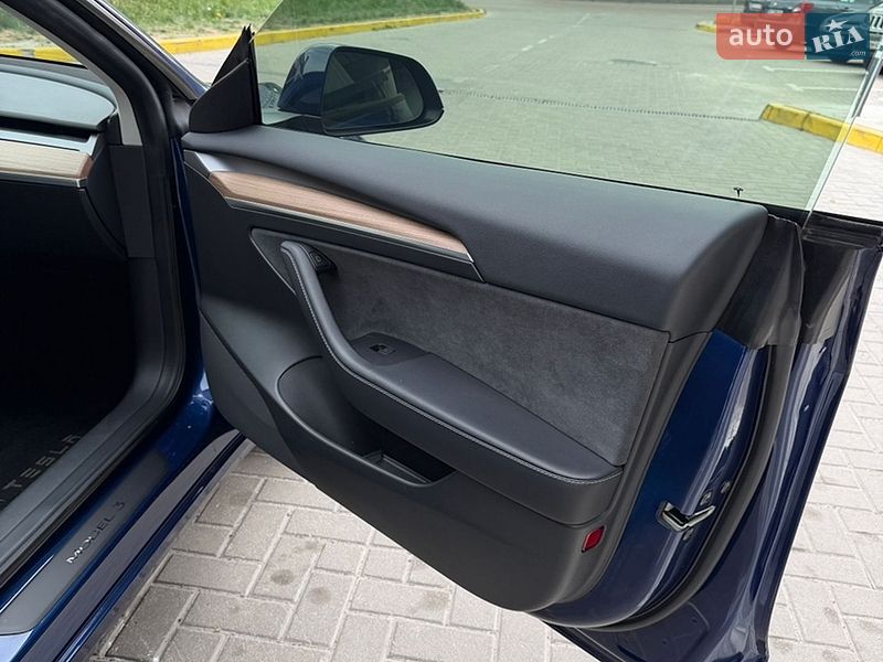 Седан Tesla Model 3 2023 в Львове