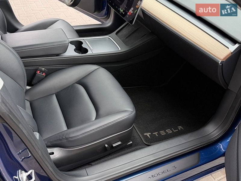 Седан Tesla Model 3 2023 в Львове