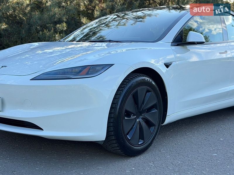 Седан Tesla Model 3 2024 в Львове
